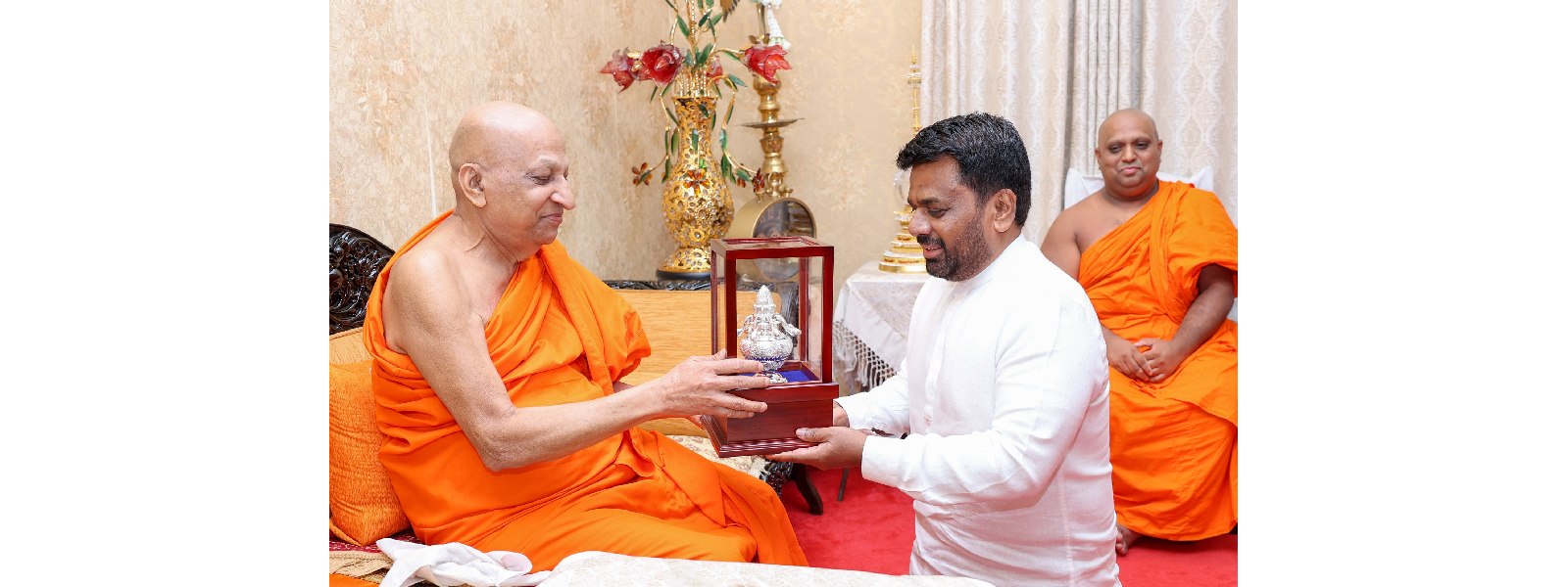 ජනපති මල්වතු, අස්ගිරි මහා නාහිමිවරු බැහැදකී